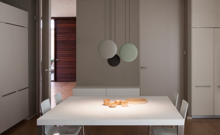 Lampe over spisebord viser tre runde plater som skjermer lyskilden