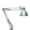 Skrivebordslampe med ledd og justerbart hode.