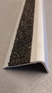 Trappenese i eloksert aluminium med stein og harpiks ilegg 300 x 5,5 x 3,5 cm