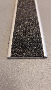 BP101441 Aluminium lede og trinnmarkering med svart stein og harpiks ilegg