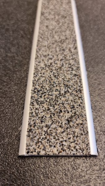 Trinnmarkering, rampemarkering og ledelinje i eloksert aluminium med stein harpiks ilegg 300 x 5 cm - Bilde 2